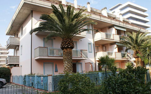 Troiani: Bâtiment, Ciel, Plante, Propriété, Fenêtre, Bleu Azur, Arbre, Arecales, Végétation, Condominium