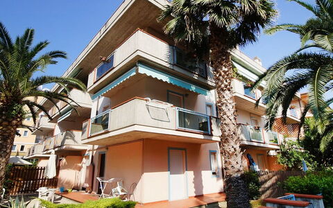 Troiani: Ciel, Plante, Bâtiment, Fenêtre, Arbre, Bleu Azur, Maison, Arecales, Façade, Immobilier