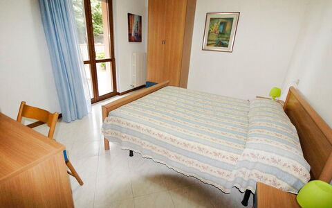 Troiani: Chambre, Lit, Meubles, Pièce, Propriété, Cadre De Lit, Sol, Drap De Lit, Matelas, Dur