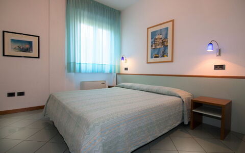 Mediterraneo: Meubles, Propriété, Confort, Bleu Azur, Bâtiment, Design Intérieur, Bois, Ombre, Maison