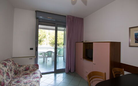 Mediterraneo: Meubles, Propriété, Bâtiment, Table, Bois, Cadre, Design Intérieur, Confort, Sol