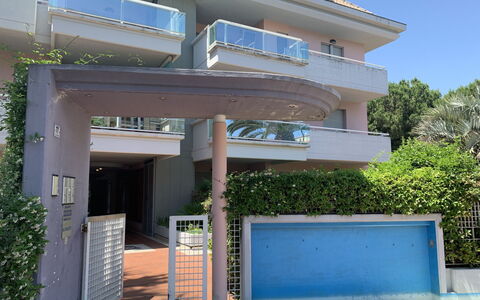 Mediterraneo: Propriété, Ciel, Plante, Bâtiment, Ombre, Architecture, Ligne, Immobilier, Porte, Composite