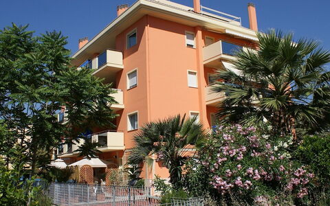 Azzurra: Plante, Ciel, Bâtiment, Fenêtre, Arbre, Maison, Arecales, Immobilier, Façade, Condominium