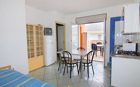Azzurra: Pièce, Propriété, Bâtiment, Meubles, Maison, Jaune, Sol, Design Intérieur, Immobilier, Appartement