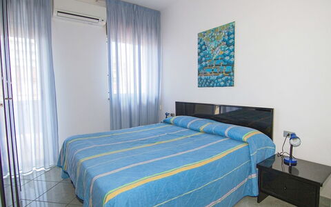 Azzurra: Chambre, Pièce, Lit, Drap De Lit, Propriété, Meubles, Bleu, Mur, Design Intérieur, Matelas