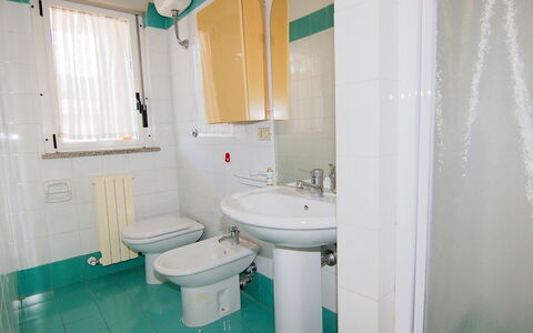 Azzurra: Salle De Bains, Propriété, Pièce, Luminaire Plomberie, Violet, Mur, Évier, Toilette, Lavabo, Design Intérieur