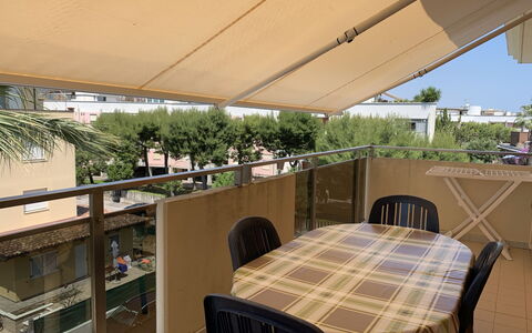 Azzurra: Propriété, Meubles, Table, Plante, Ombre, Bois, Design Intérieur, Mobilier De Jardin, Chaise, Bâtiment
