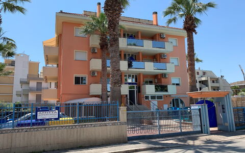 Azzurra: Ciel, Bâtiment, Jour, Propriété, Plante, Fenêtre, Bleu Azur, Arbre, Architecture, Design Urbain