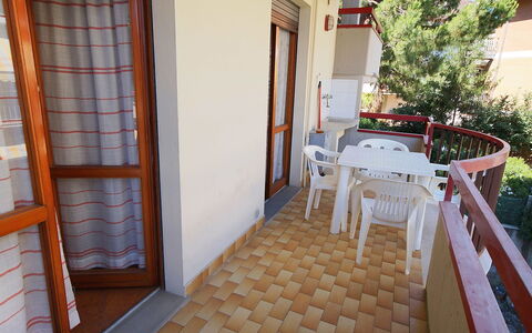 Magnolia: Plante, Table, Bâtiment, Bois, Design Intérieur, Sol, Sol, Plante D'Appartement, Tache De Bois, Maison