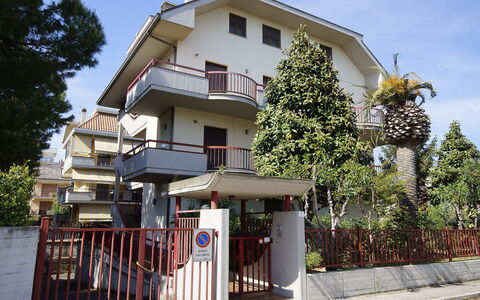 Magnolia: Ciel, Bâtiment, Plante, Fenêtre, Arbre, Design Urbain, Maison, Zone Résidentielle, Quartier, Immobilier
