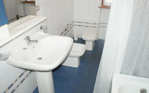 Magnolia: Salle De Bains, Toilette, Propriété, Lavabo, Siège De Toilette, Pièce, Luminaire Plomberie, Robinet, Évier, Tuile