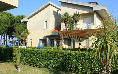 Cerrano: Plante, Ciel, Bâtiment, Fenêtre, Maison, Arbre, Végétation, Chalet, Arecales, Lot Terre