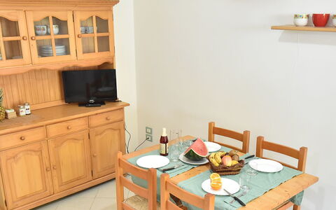 Cerrano: Pièce, Meubles, Propriété, Table, Maison, Bâtiment, Design Intérieur, Cuisine, Salle À Manger, Bureau
