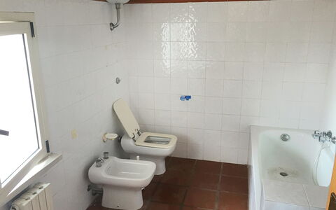 Breda: Salle De Bains, Siège De Toilette, Propriété, Toilette, Pièce, Luminaire Plomberie, Sol, Tuile, Mur, Bidet