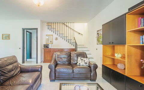 Ameglia 10: Canapé, Propriété, Meubles, Étagère, Cadre, Bois, Confort, Cabinetry, Design Intérieur, Salon