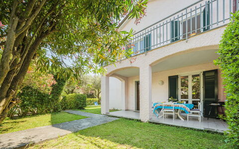 Ameglia 10: Plante, Bâtiment, Arbre, Fenêtre, Lot Terre, Ombre, Porche, Porte, Herbe, Maison