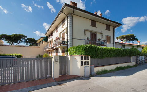 Maddalena: Nuage, Ciel, Plante, Bâtiment, Propriété, Fenêtre, Maison, Lot Terre, Architecture, Arbre