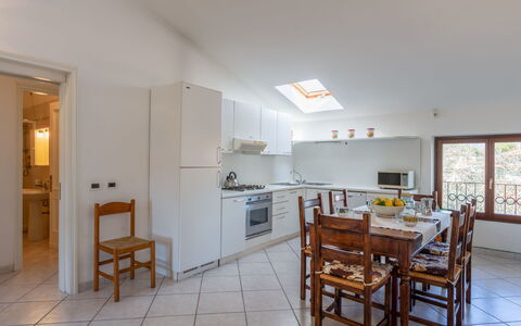 Maddalena: Propriété, Pièce, Meubles, Bâtiment, Sol, Maison, Design Intérieur, Plafond, Jaune, Immobilier
