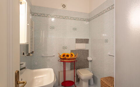 Maddalena: Salle De Bains, Pièce, Propriété, Design Intérieur, Tuile, Maison, Bâtiment, Architecture, Immobilier, Sol