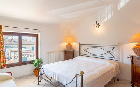 Maddalena: Chambre, Pièce, Meubles, Lit, Propriété, Cadre De Lit, Drap De Lit, Design Intérieur, Literie, Plafond