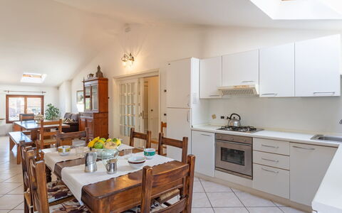 Maddalena: Propriété, Pièce, Meubles, Bâtiment, Cuisine, Design Intérieur, Maison, Comptoir, Cabinetry, Immobilier