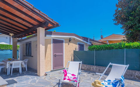 Francesca: Ciel, Meubles, Plante, Propriété, Bâtiment, Lumière, Bleu, Bleu Azur, Mobilier De Jardin, Fenêtre