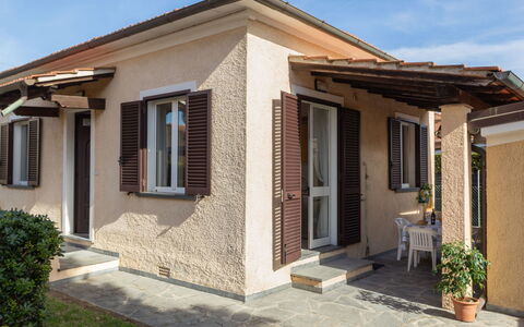 Francesca: Propriété, Maison, Bâtiment, Domicile, Immobilier, Façade, Toit, Zone Résidentielle, Architecture, Porche