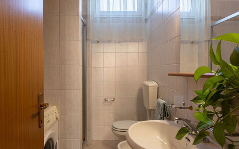 Francesca: Salle De Bains, Pièce, Propriété, Tuile, Design Intérieur, Luminaire Plomberie, Éclairage, Architecture, Plafond, Bâtiment