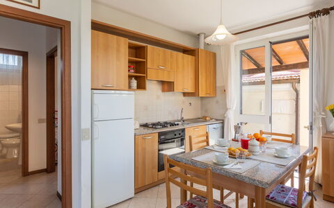 Francesca: Propriété, Meubles, Pièce, Bâtiment, Cuisine, Design Intérieur, Comptoir, Cabinetry, Jaune, Maison