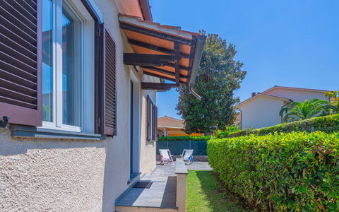 Francesca: Ciel, Propriété, Plante, Bâtiment, Fenêtre, Bleu, Ombre, Design Urbain, Arbre