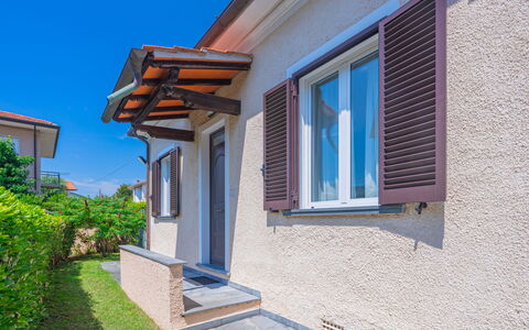 Francesca: Ciel, Plante, Bâtiment, Jour, Propriété, Fenêtre, Bleu Azur, Bois, Maison