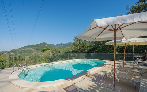 La Casa al Monte: L'Eau, Ciel, Propriété, Piscine, Bâtiment, Bleu Azur, Plan D'Eau, Ombre, Arbre, Mobilier De Jardin