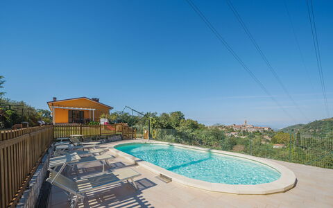 La Casa al Monte: Ciel, L'Eau, Piscine, Bleu Azur, Arbre, Plante, Design Urbain, Plan D'Eau, Ombre, Maison