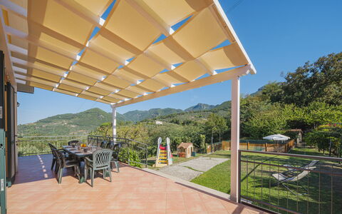La Casa al Monte: Plante, Propriété, Ciel, Ombre, Bâtiment, Architecture, Chalet, Mobilier De Jardin, Arbre, Immobilier