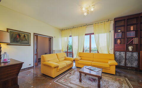 La Casa al Monte: Meubles, Propriété, Canapé, Cadre, Bâtiment, Salon, Bois, Design Intérieur, Éclairage, Table