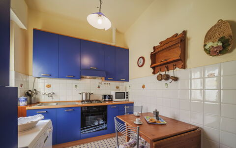 La Casa al Monte: Cabinetry, Comptoir, Propriété, Meubles, Cuisine, Bois, Éclairage, Design Intérieur, Cuisinière, Évier