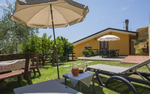 Le Bozzelle: Propriété, Parapluie, Immobilier, Ombre, Patio, Domicile, Maison, Meubles, Bâtiment, Biens