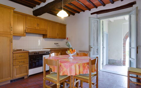 Bucine 690: Pièce, Propriété, Meubles, Bâtiment, Cuisine, Maison, Design Intérieur, Plafond, Sol, Table