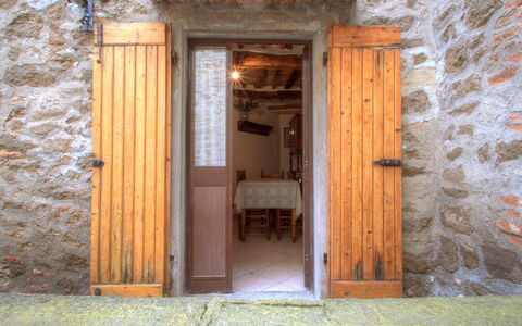 Via Vannocci: Porte, Mur, Bois, Bâtiment, Fenêtre, Maison, Façade