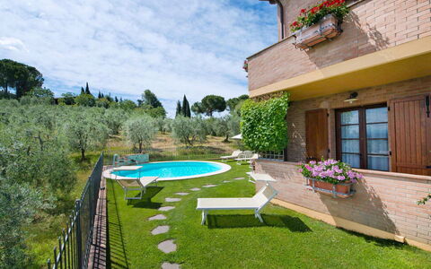 San Gimignano 150: Plante, Nuage, Bâtiment, Propriété, Ciel, Fenêtre, Ombre, Pot De Fleur, Architecture, Mobilier De Jardin