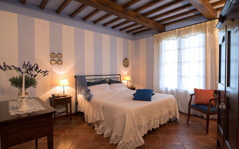 San Gimignano 150: Chambre, Pièce, Meubles, Propriété, Lit, Design Intérieur, Drap De Lit, Bâtiment, Plafond, Literie