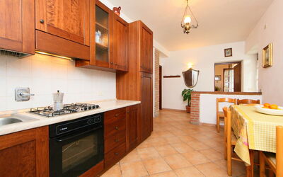 Poggio S Vito 100.2: Comptoir, Propriété, Pièce, Cabinetry, Meubles, Cuisine, Bâtiment, Design Intérieur, Sol, Immobilier