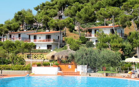 Sperlonga 100: L'Eau, Plante, Bâtiment, Propriété, Ciel, Fenêtre, Piscine, Arbre, Bleu, La Nature