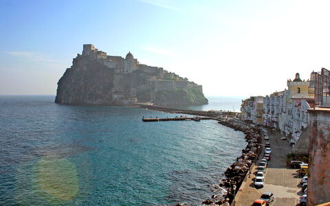 Ischia Ponte 10: Ciel, L'Eau, Nuage, Bleu Azur, Cotiers Et Relief Océaniques, Paysage Naturel, Horizon, Bâtiment, Été