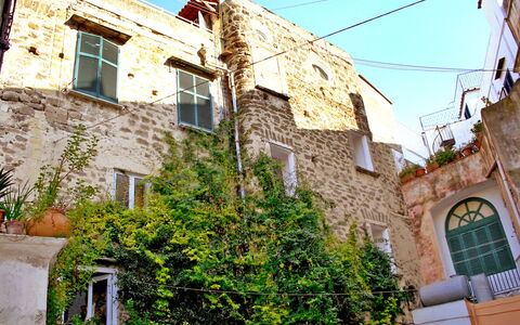 Ischia Ponte 10: Jour, Ciel, Propriété, Photographier, Fenêtre, Bâtiment, Vert, La Nature, Végétation, Quartier