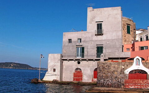 Ischia Ponte 10: Ciel, Bleu, Point De Repère, Ville, Architecture, Voie Navigable, Bâtiment, L'Eau, Mer, Maison