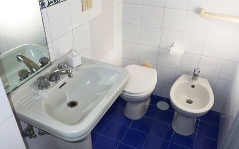 Ischia Ponte 10: Salle De Bains, Toilette, Évier, Propriété, Lavabo, Luminaire Plomberie, Violet, Robinet, Siège De Toilette, Tuile