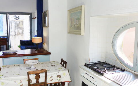 Ischia Ponte 10: Propriété, Pièce, Meubles, Design Intérieur, Maison, Bâtiment, Sol, Immobilier, Table, Cuisine