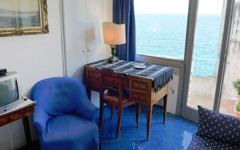 Ischia Ponte 10: Pièce, Propriété, Meubles, Bâtiment, Immobilier, Table, Design Intérieur, Suite, Maison, Sol