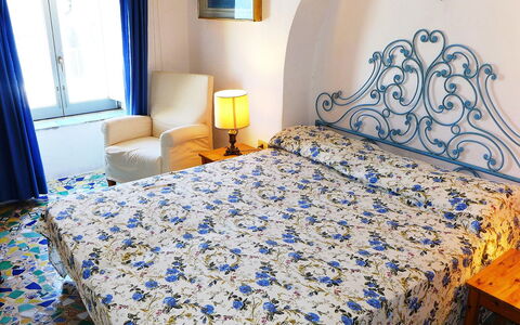 Ischia Ponte 10: Chambre, Drap De Lit, Lit, Literie, Pièce, Bleu, Propriété, Housse De Couette, Meubles, Cadre De Lit